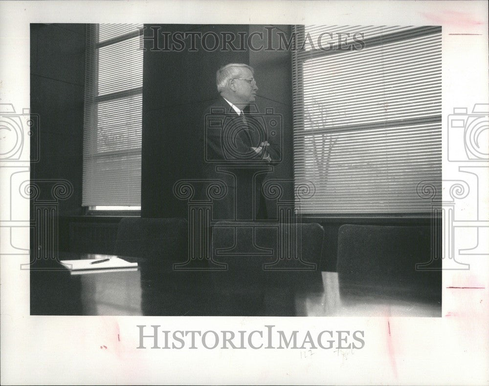 1989 Press Photo Gilbert Whitaker Dean professor - Historic Images