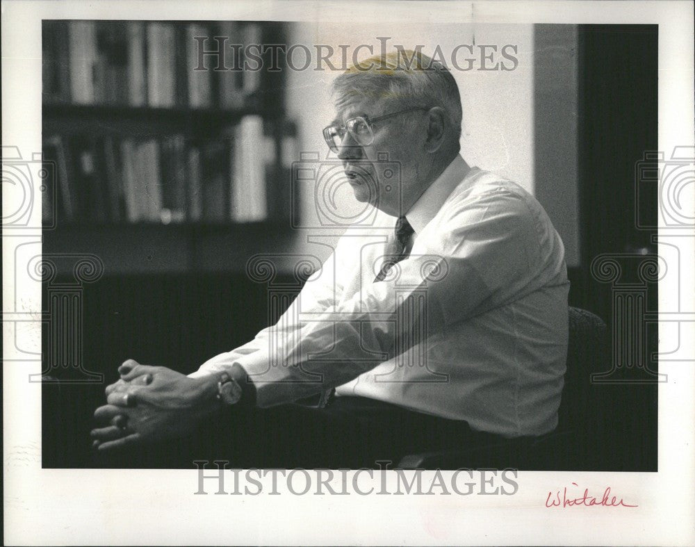 1989 Press Photo Gilbert Whitaker Dean Business School - Historic Images