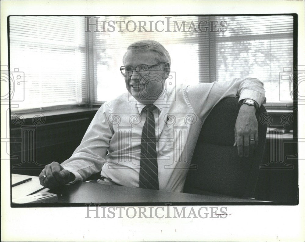 1984 Press Photo Gilbert Whitaker UoM Dean - Historic Images