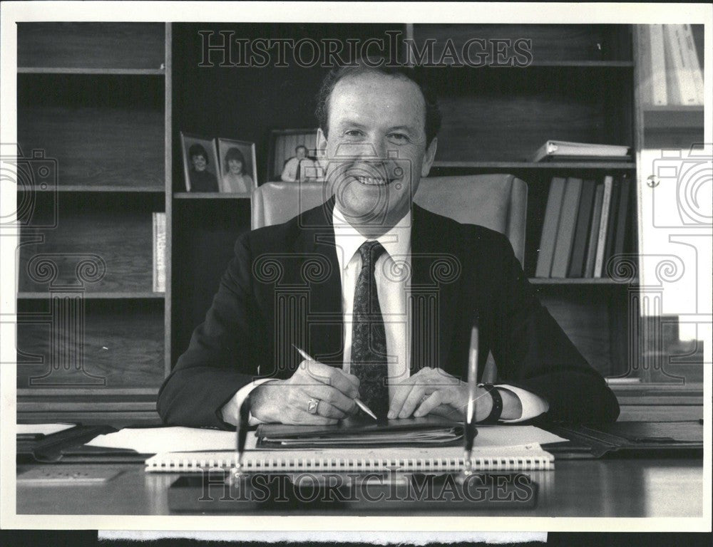 1988 Press Photo Kenneth Whipple Ford Motor Company - Historic Images