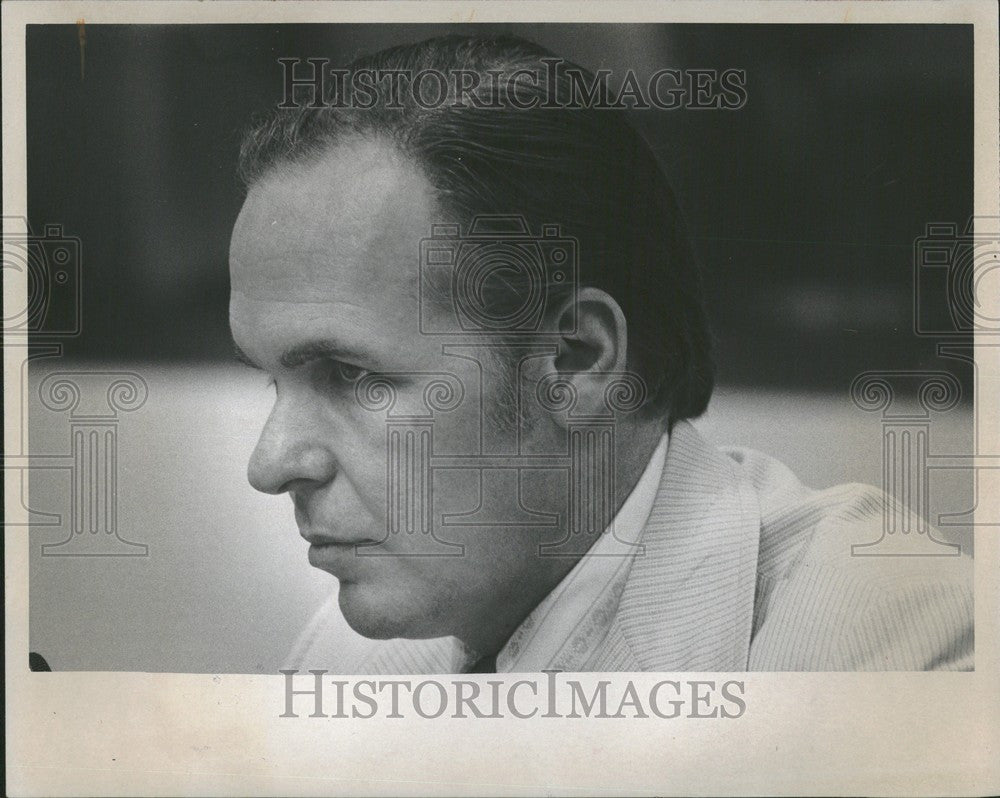 1974 Press Photo Mr. Wells  lawyer  pay - Historic Images