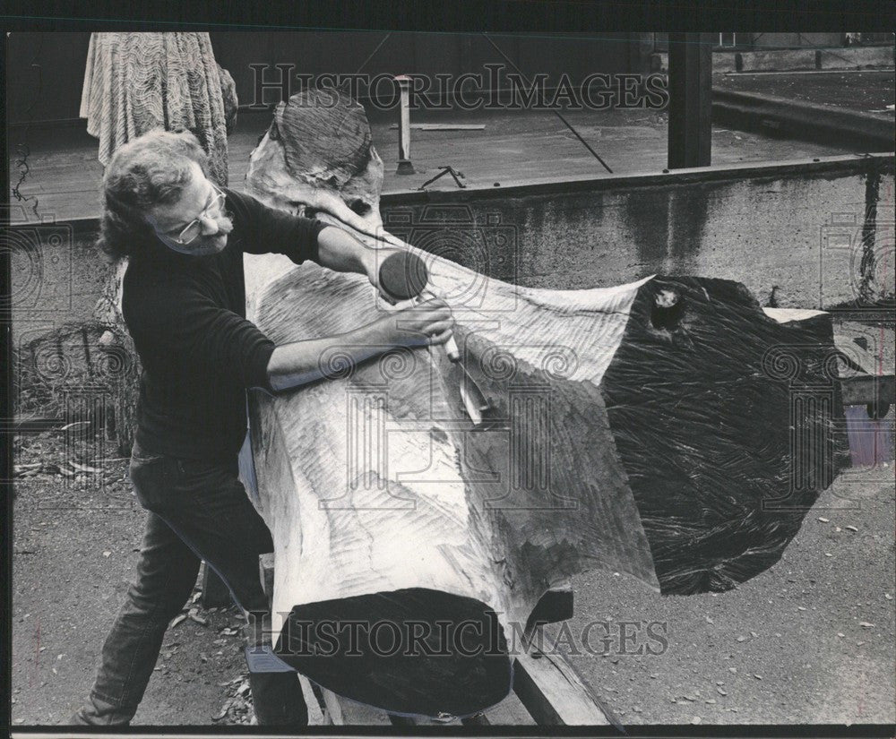 1967 Press Photo Sculptor Arthur Wenk chisels tree - Historic Images