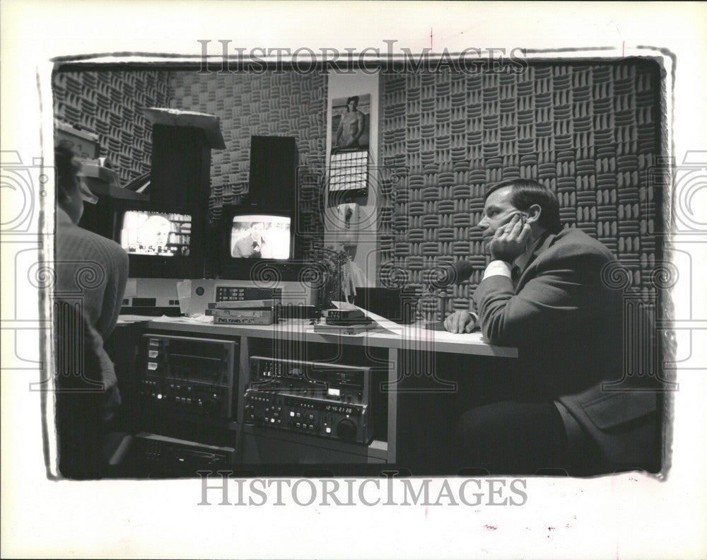 1989 Press Photo Mike Wenland WDIV Reporter 4 Detroit - Historic Images