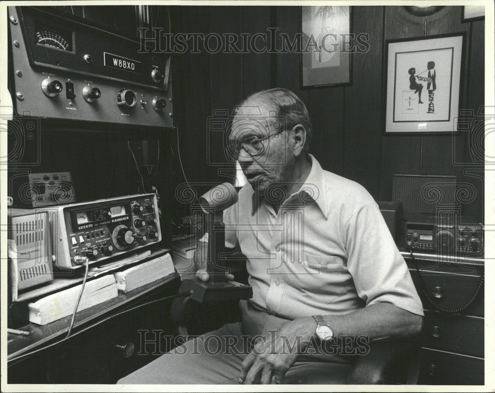 1985 Press Photo Ham radio operator Earl Weston - Historic Images