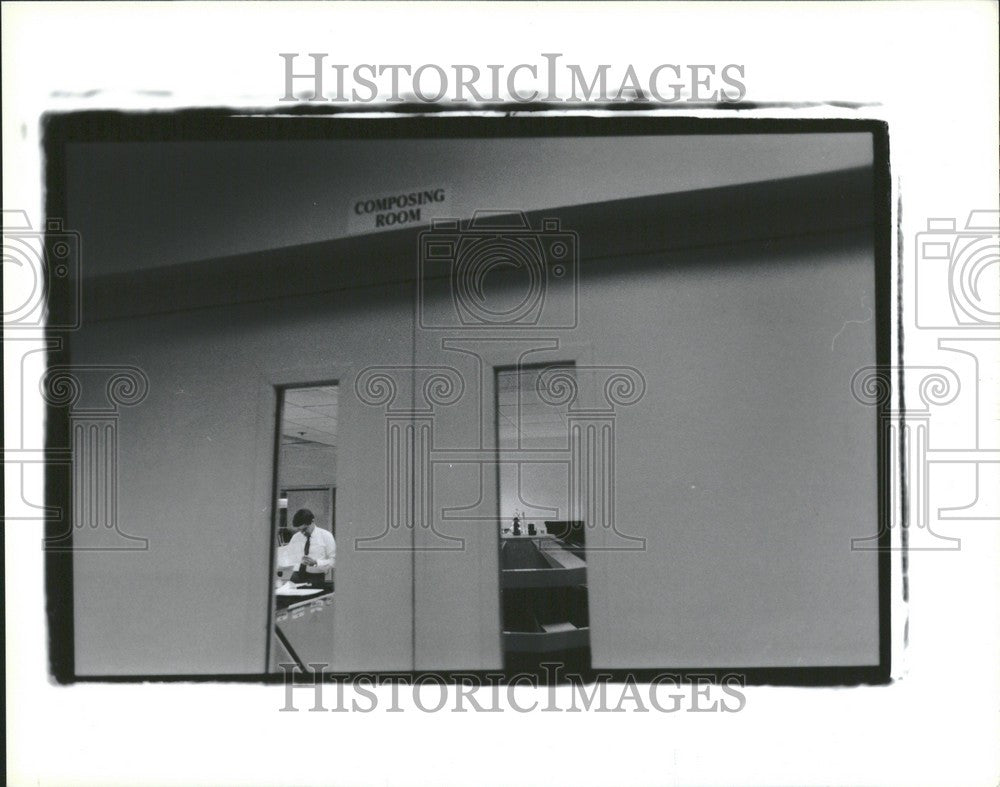 1991 Press Photo Austin proof reading composing Detroit - Historic Images