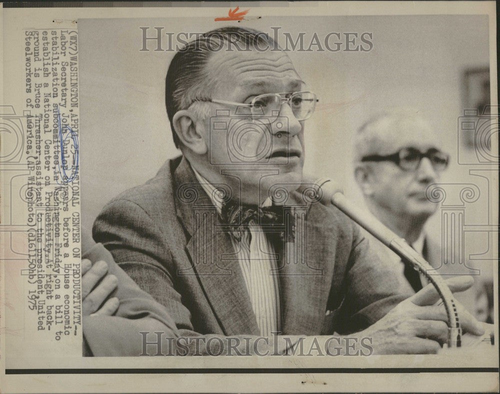 1975 Press Photo John Dunlop Labor Secretary - Historic Images