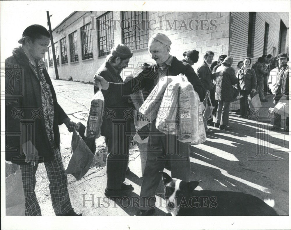 1981 Press Photo Clarence Dunkie Detroit Poor Food - Historic Images