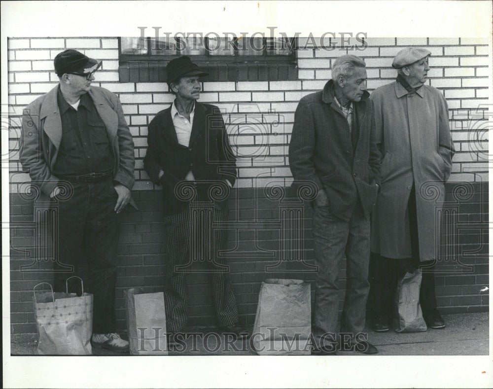 1981 Press Photo steel workers line loaf of bread - Historic Images