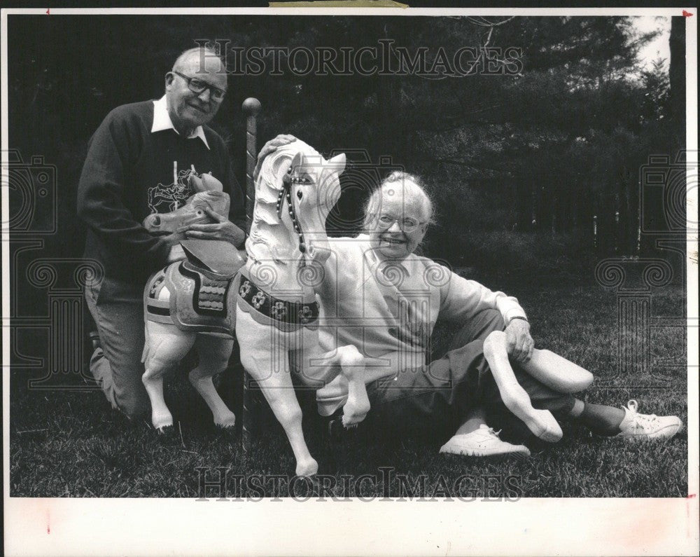 1989 Press Photo Douglas Esther Dunham back yard - Historic Images