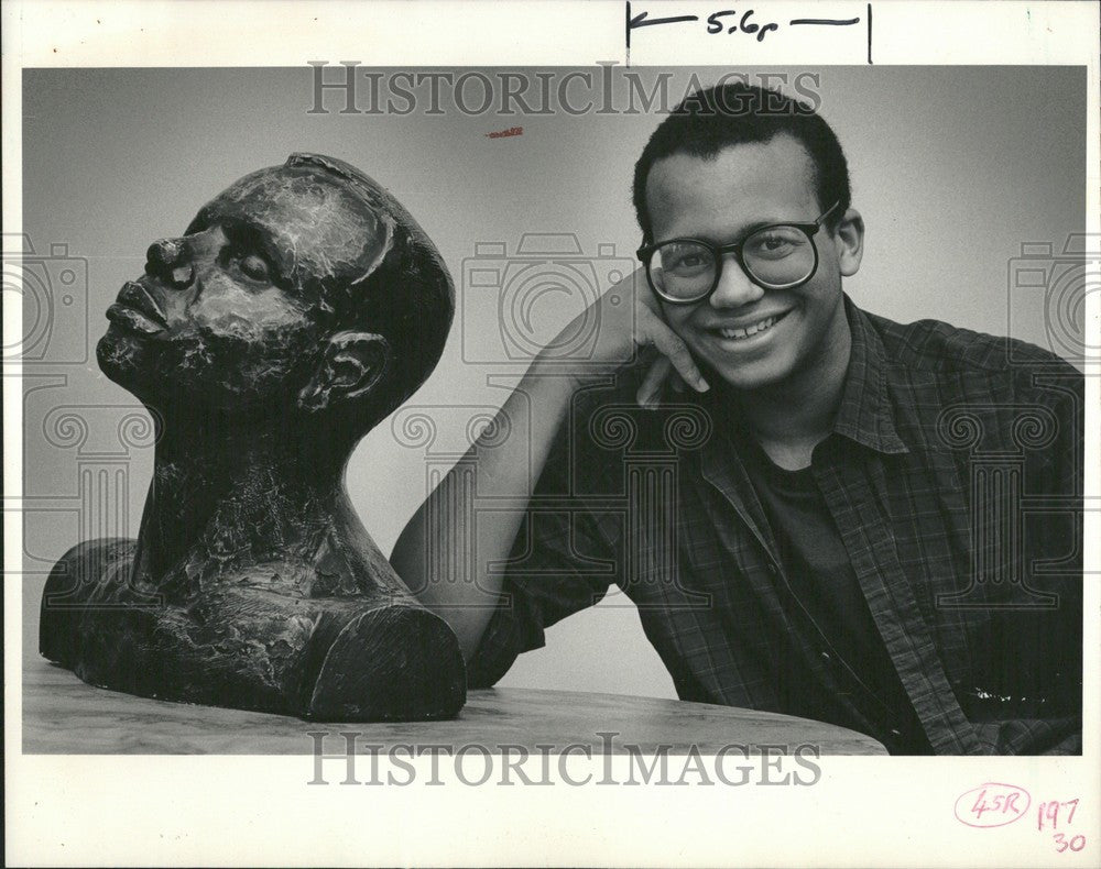 1987 Press Photo Edward Chris Duncan - Sculptor - Historic Images