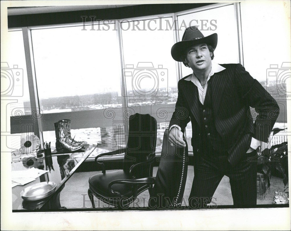 1980 Press Photo Agent Jerry Argovitz in Houston Office - Historic Images