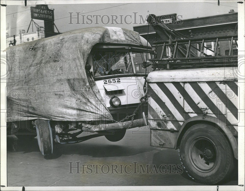 1944 Press Photo DSR covers wreckage paychological - Historic Images