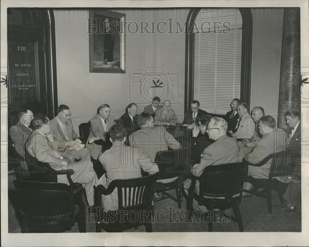 1951 Press Photo meeting City Hall strike walkout - Historic Images