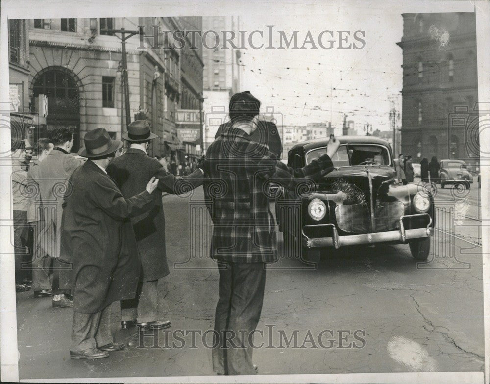 1946 Press Photo strikes hitchhikers Michigan Griswold - Historic Images