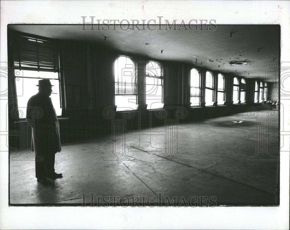 1988 Press Photo reporter stands Detroit Times room - Historic Images