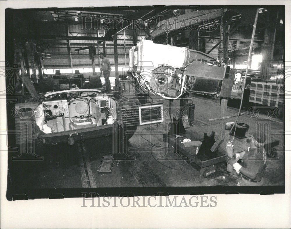 1989 Press Photo tracks down axles rollers wrap tank - Historic Images