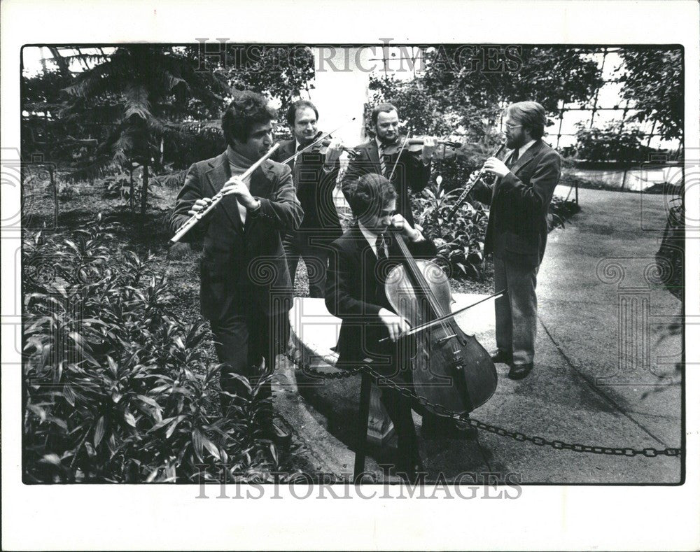 1981 Press Photo Meir Peterson Levine Score Snow - Historic Images