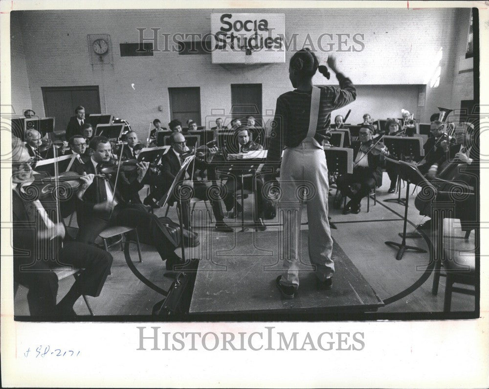 1980 Press Photo Anita Harris wielding baton Detroit - Historic Images