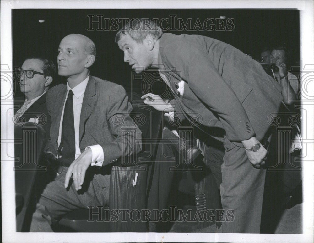 1961 Press Photo Rudolf Bing listens Henry Butler - Historic Images