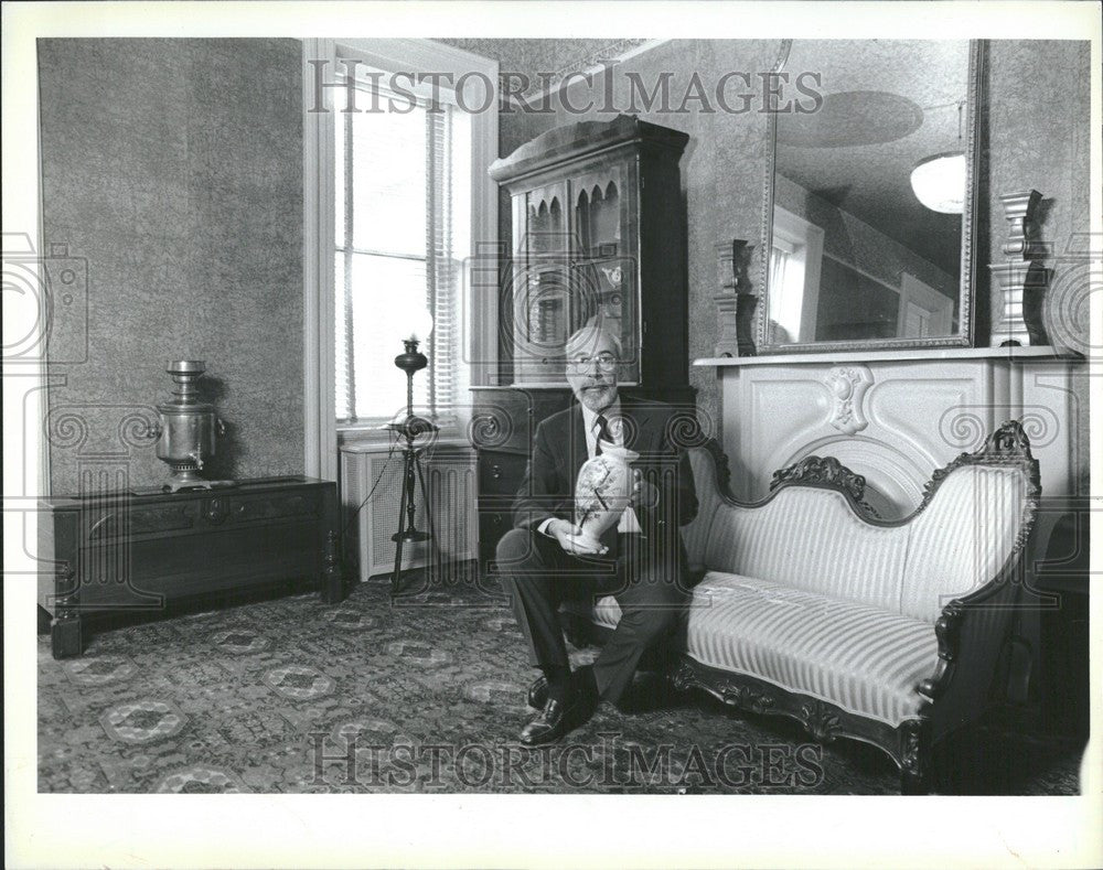 1986 Press Photo Richard Biliatis Curator WSU - Historic Images