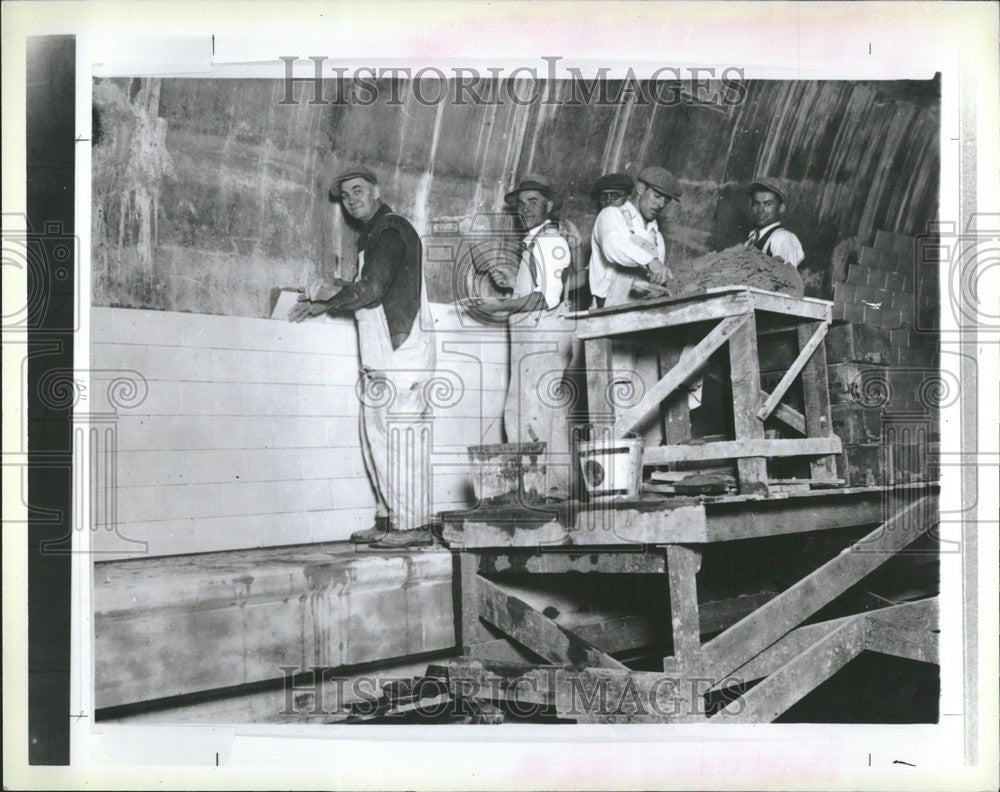 1980 Press Photo Workers Cement White Steel Tiles - Historic Images