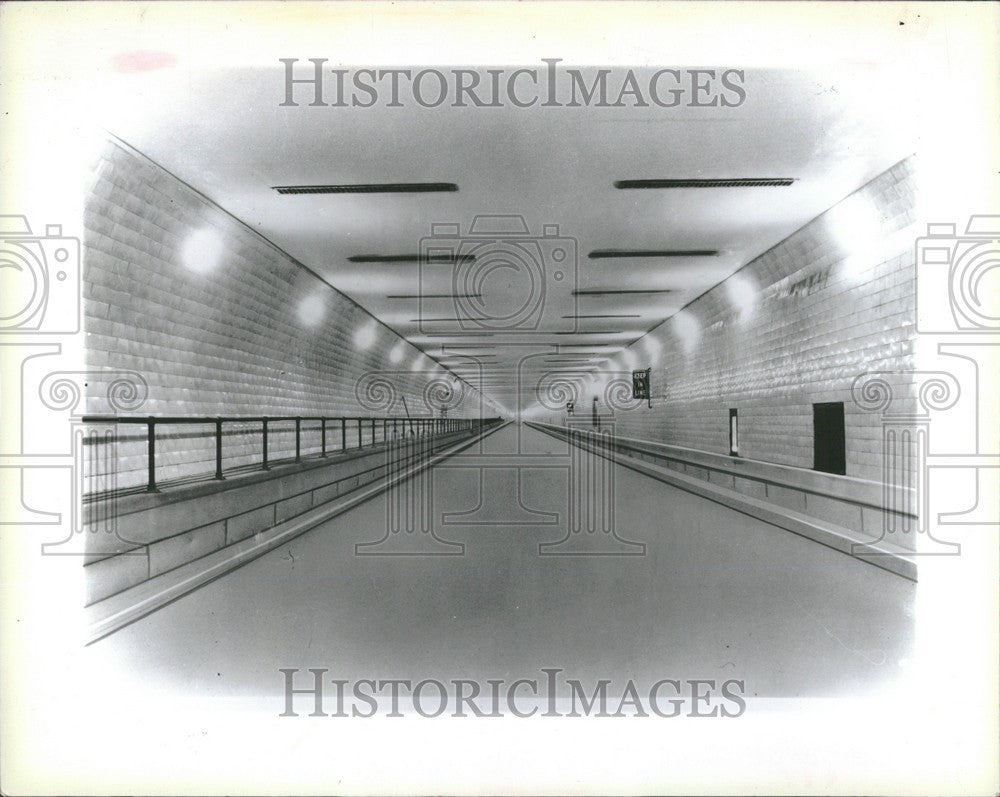 1980 Press Photo Tunnel Straightaway Lines - Historic Images