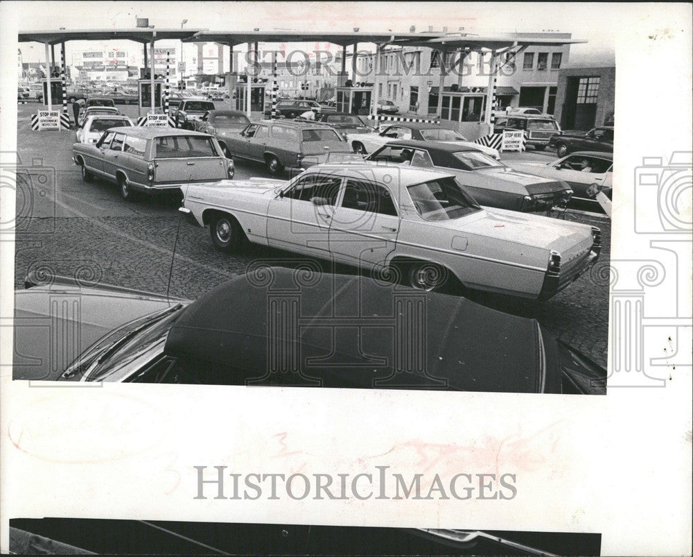 1972 Press Photo Weekend lineup tunnel exit U.S. - Historic Images