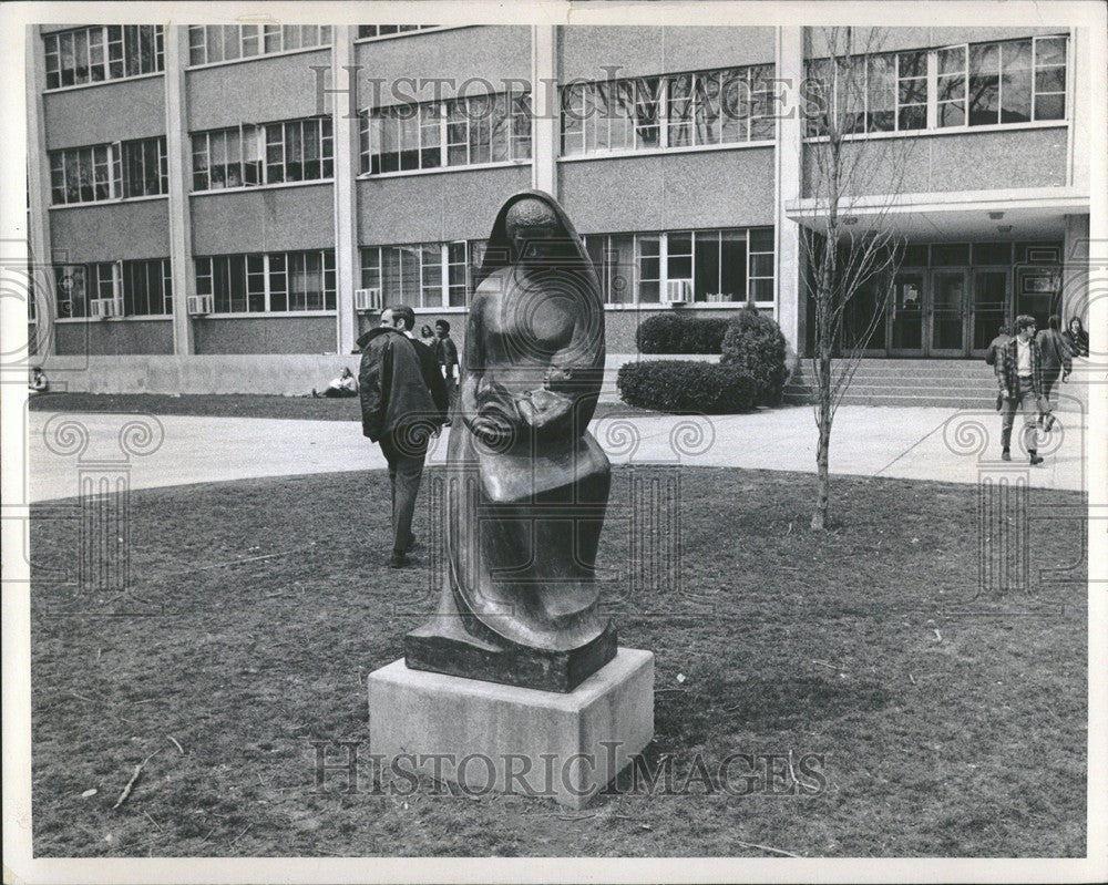 1971 Press Photo Statue Detroit University - Historic Images