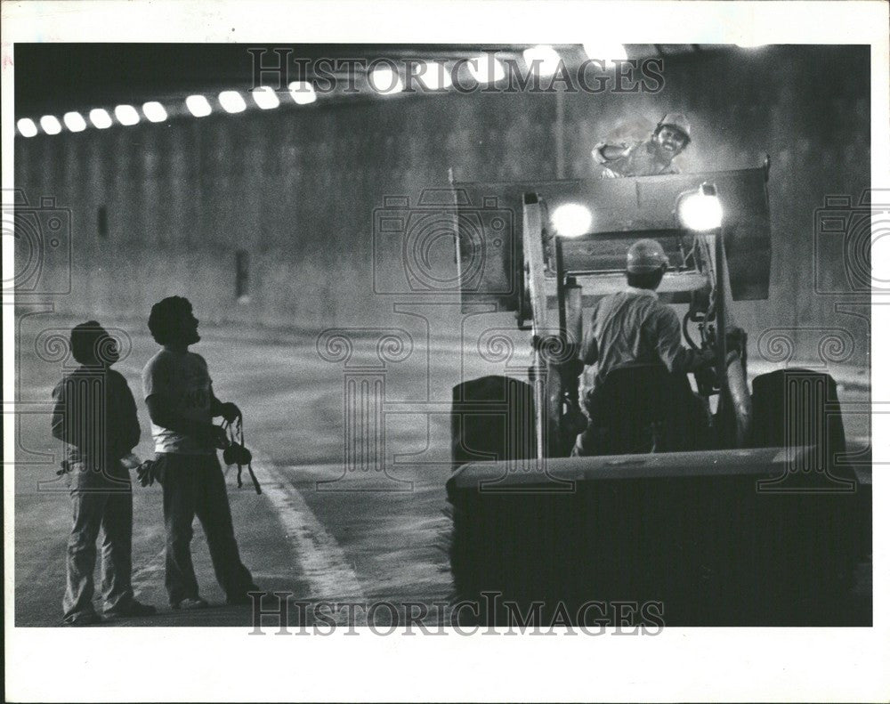 1982 Press Photo John C. Lodge freeway under Cobo Hall. - Historic Images