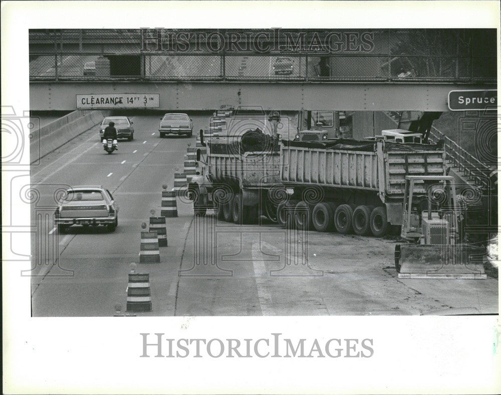 1986 Press Photo Construction Lodge passby - Historic Images