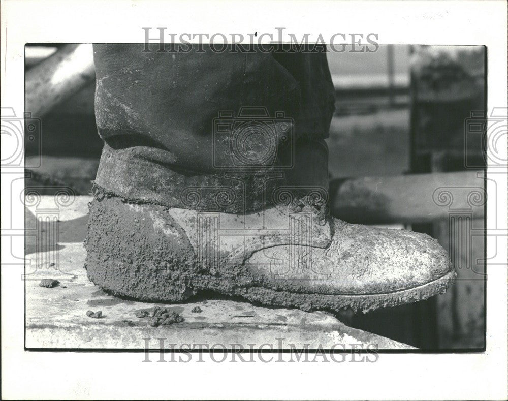 1981 Press Photo Jerry Stark Les Riley barrier segment - Historic Images