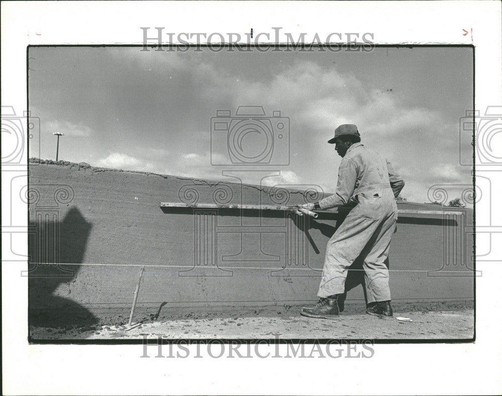 1981 Press Photo Jessie Hall Cement finishersouthbound - Historic Images