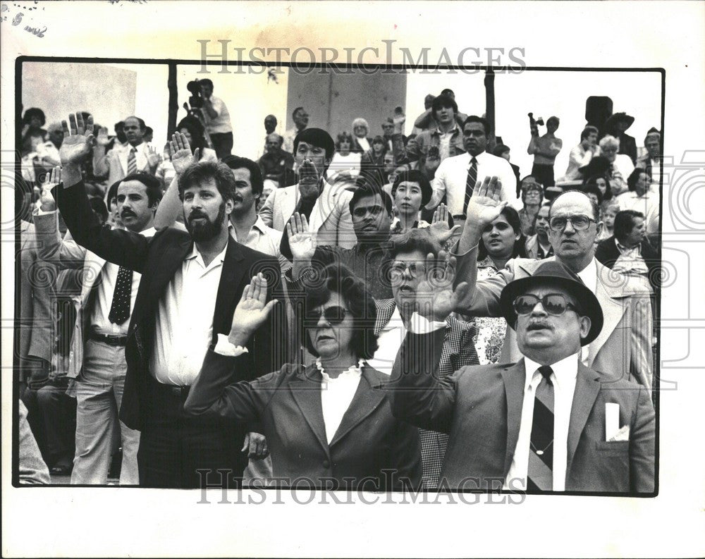 1982 Press Photo 200 naturalized citizens sworn in - Historic Images