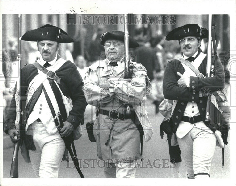 1982 Press Photo Detroit Patriotic Sway Fourth July Par - Historic Images