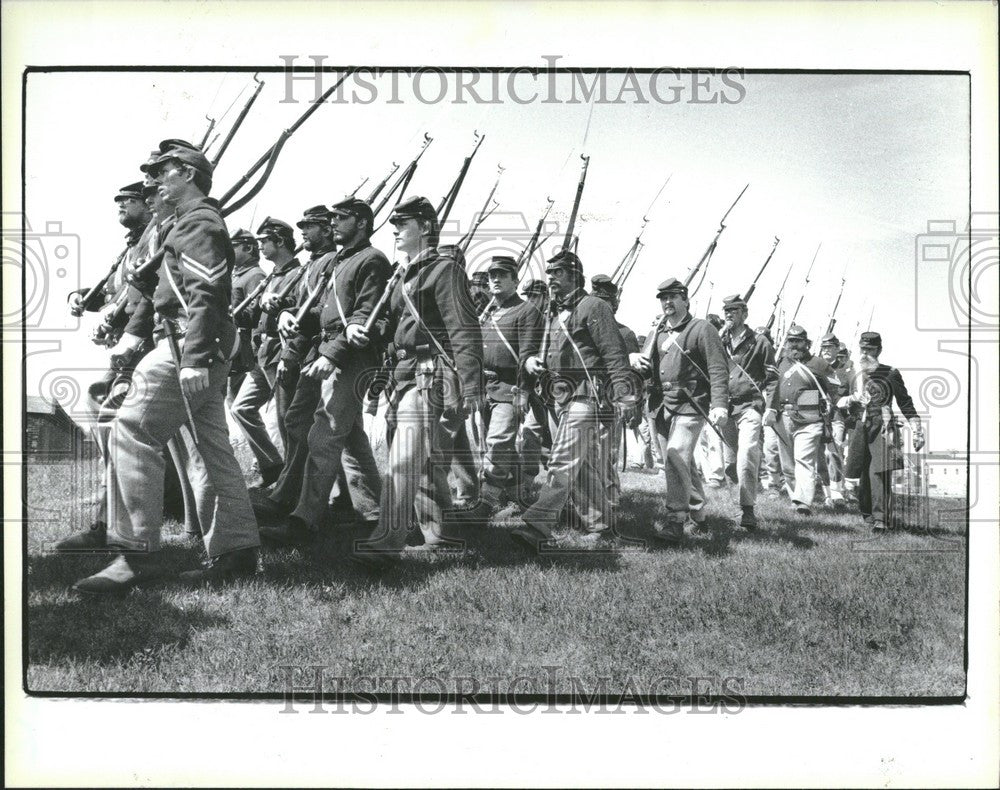 1986 Press Photo Fort Wayne Detroit Civil War Reenactor - Historic Images