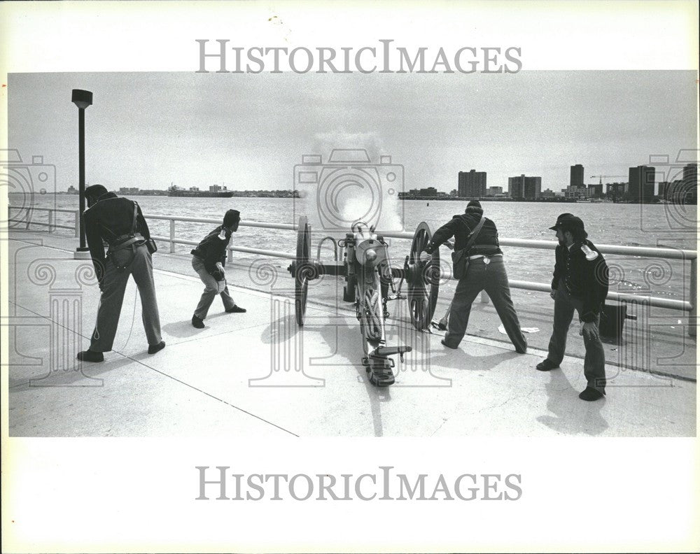 1985 Press Photo Fort Wayne Military Museum Canon - Historic Images