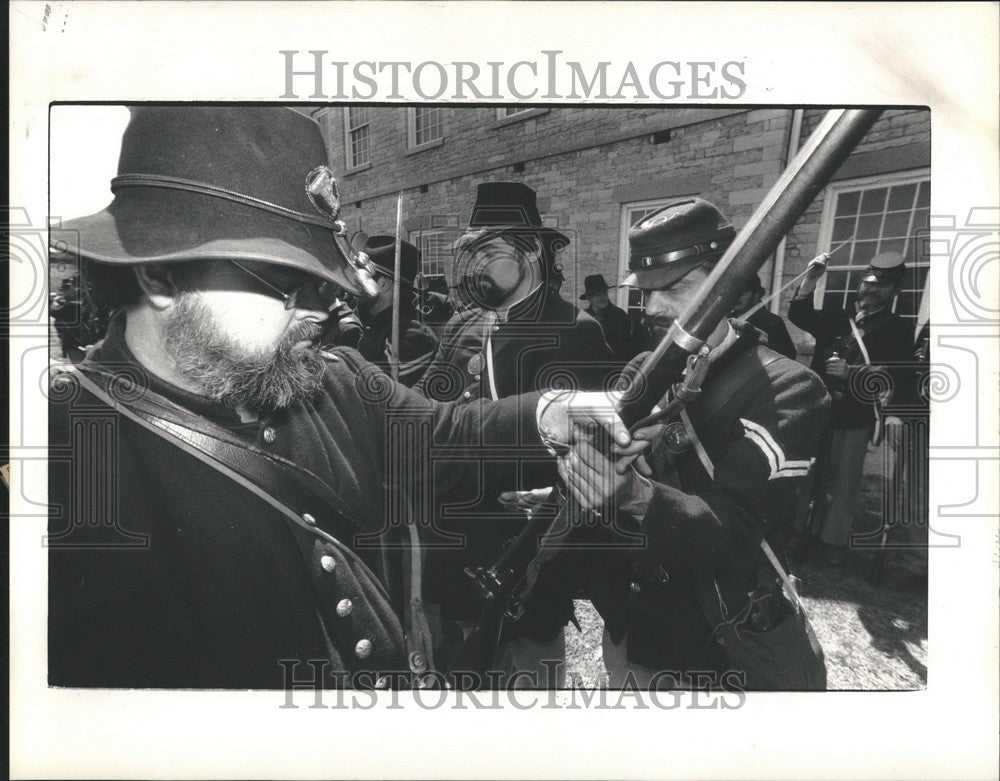 1988 Press Photo Lowell White checks weapon - Historic Images