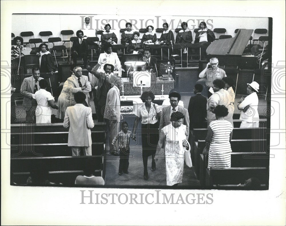 1980 Press Photo Rev. Nathaniel Calhoun police go home - Historic Images