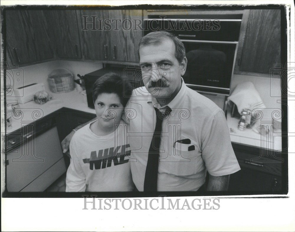 1985 Press Photo Mario Ventura stands Christopher home - Historic Images