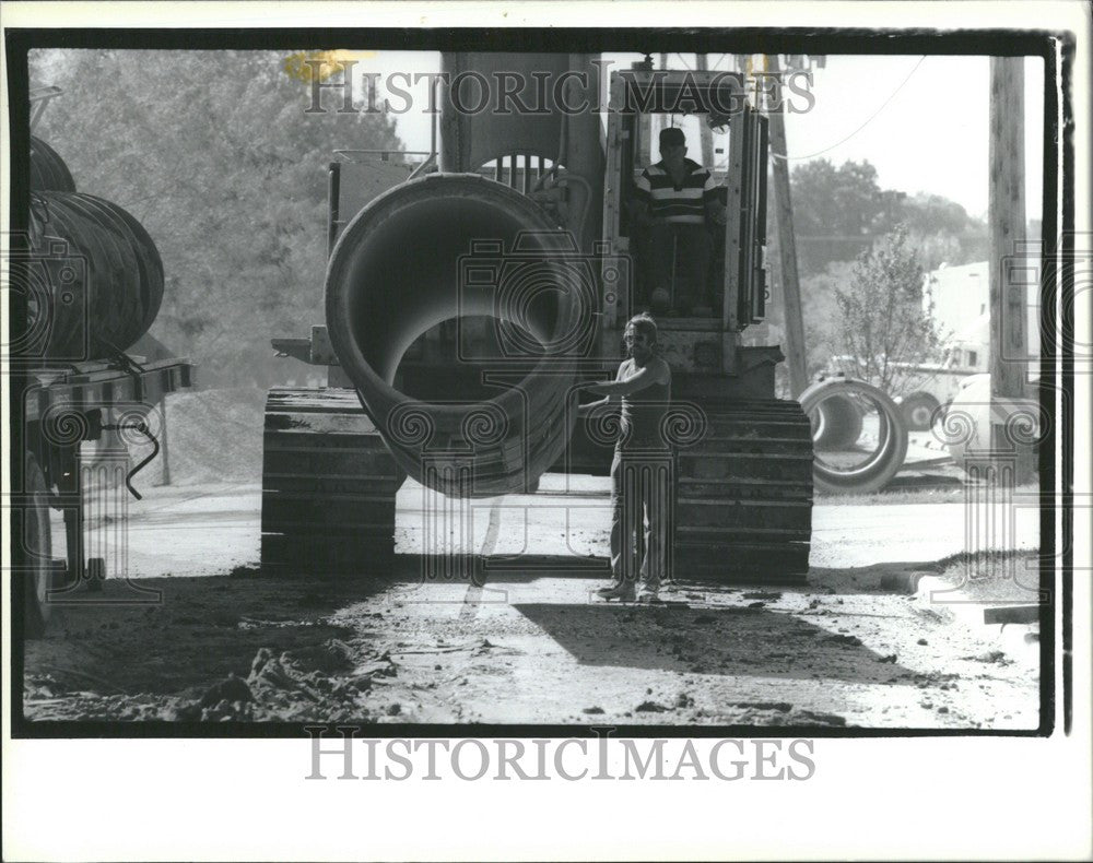 1989 Press Photo Construction guys with pipes. - Historic Images