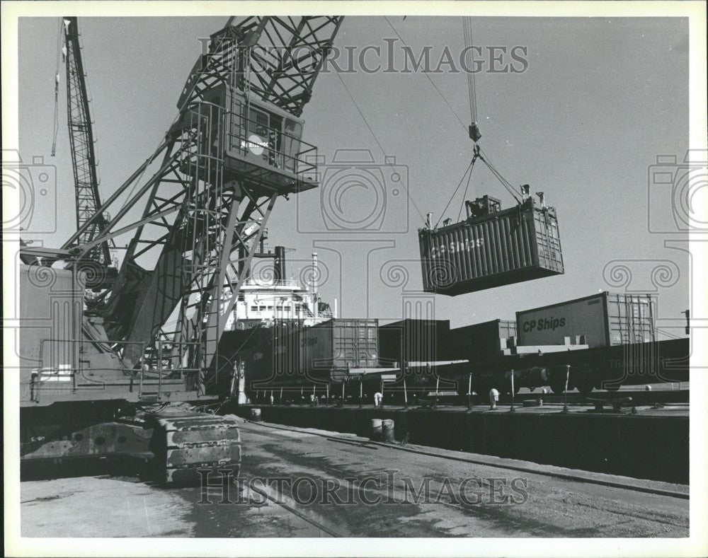 Press Photo Freighter containers detroit windsor - Historic Images