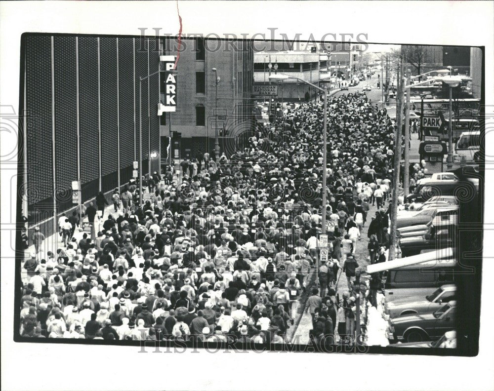 1982 Press Photo runners Detroit&#39;s Larned Street - Historic Images