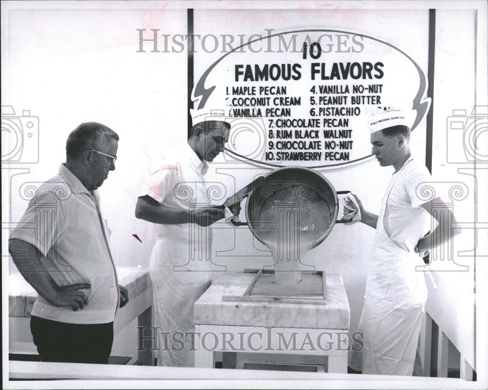 1985 Press Photo Fudge Fudge-Making Strawberry Pecan - Historic Images