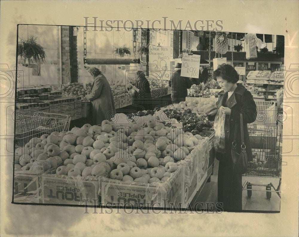 1977 Press Photo Fruit Market produce worth waiting - Historic Images