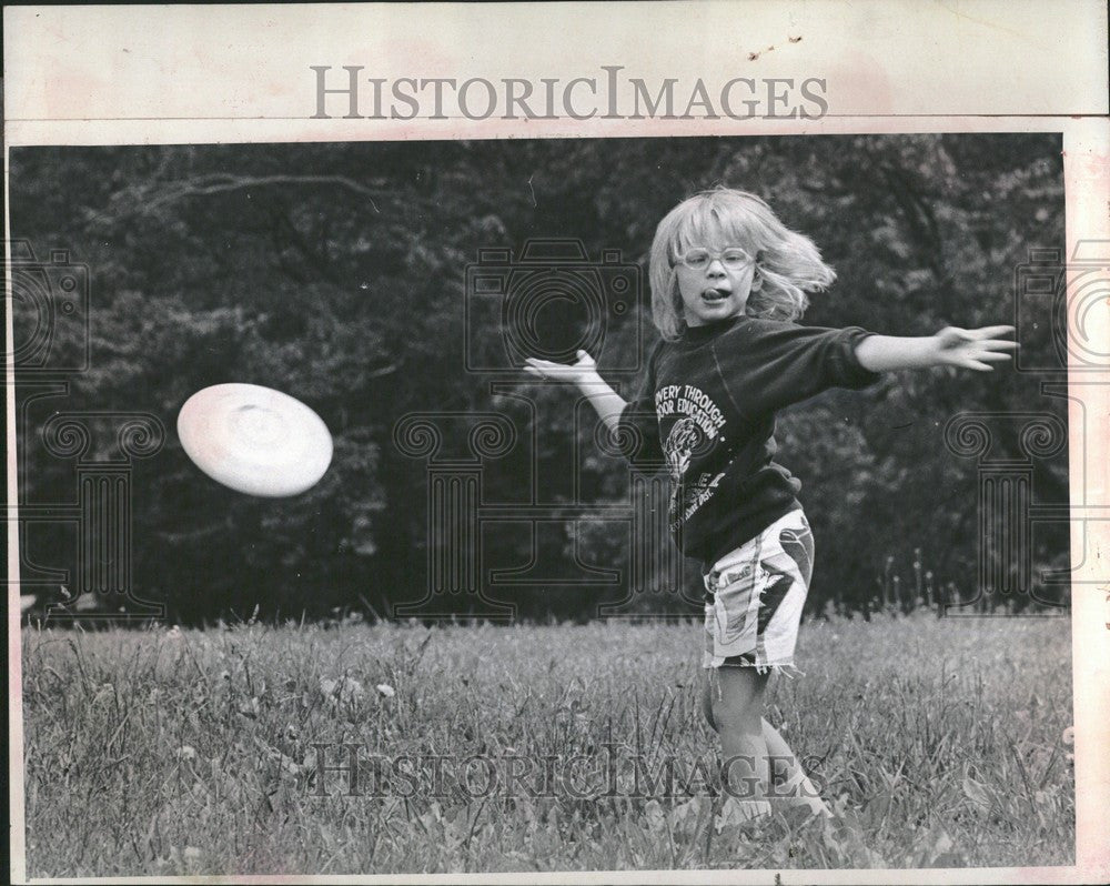 1994 Press Photo Playing Frisbee taking walks-kids love - Historic Images