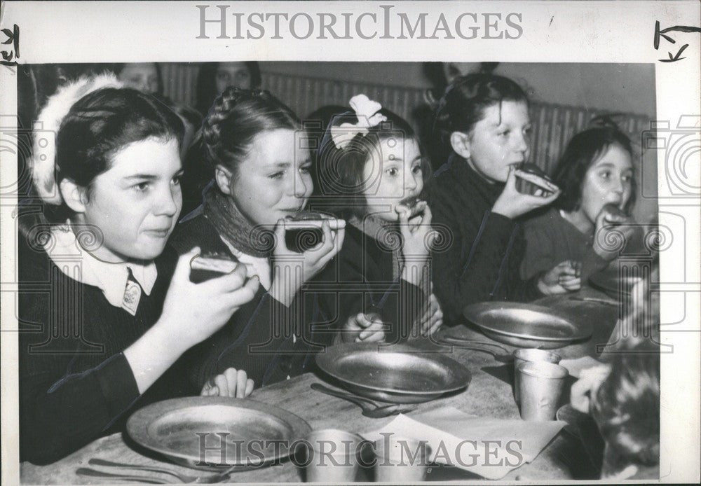 1948 Press Photo French Paris School Toddler Friendship - Historic Images