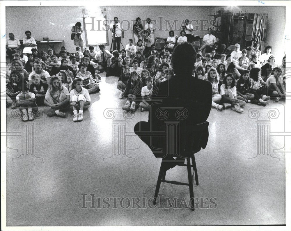 1990 Press Photo Bob Probert sixth graders school talk - Historic Images