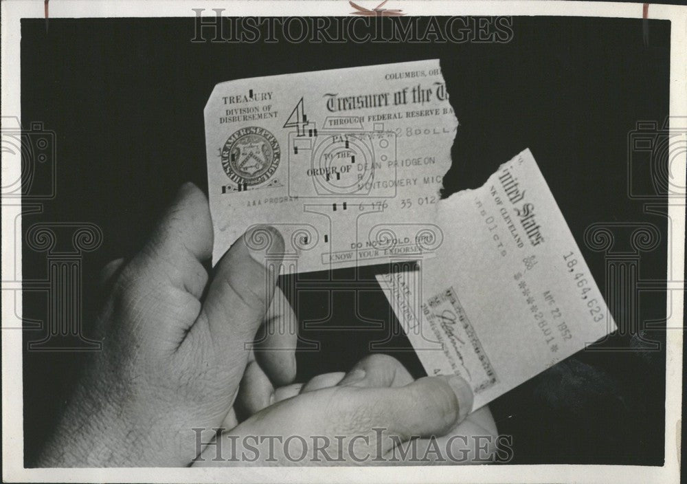 1952 Press Photo Farmer Check government - Historic Images