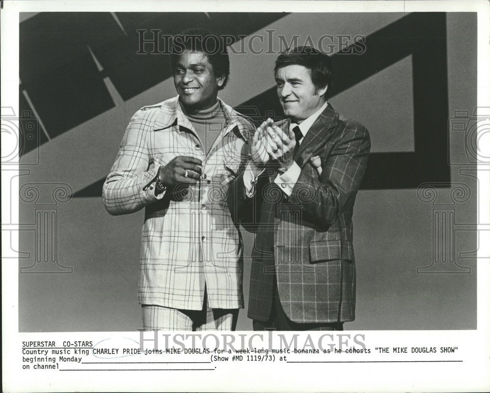 1974 Press Photo Charley Pride,Mike Douglas - Historic Images