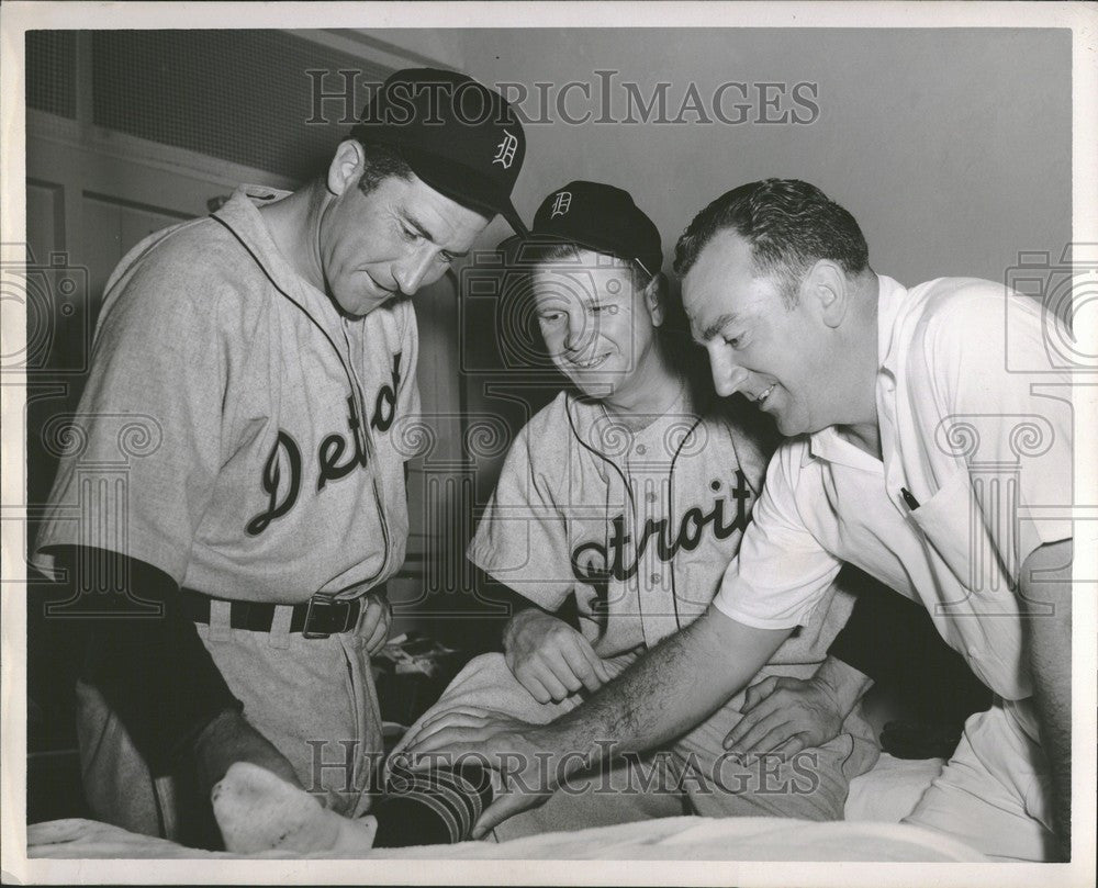 1953 Press Photo Hutchinson Priddy Leg Examining - Historic Images